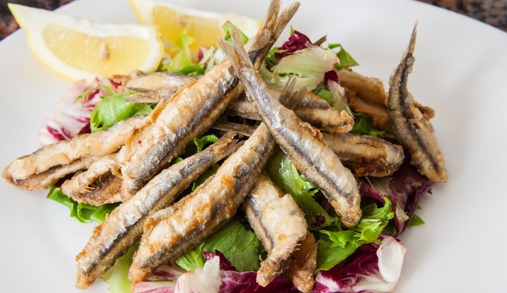 Los pescados pequeños como los boquerones o sardinas suelen tener menor cantidad de mercurio