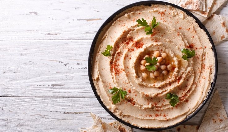 La mayoría de tipos de humus llevan garbanzos