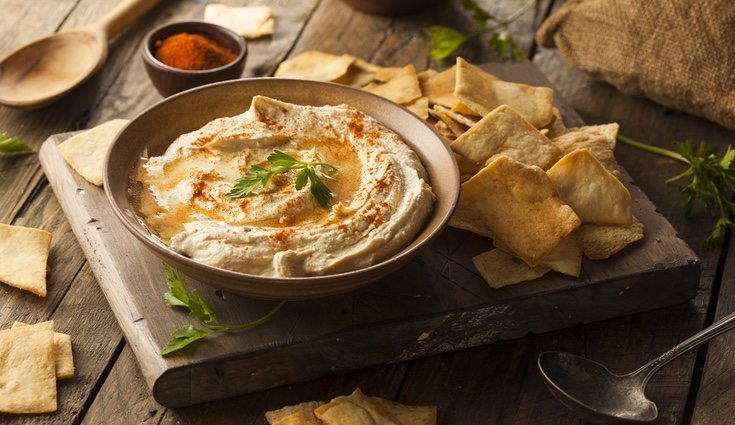 El humus es recomendable tomarlo con crudités o pan de pita