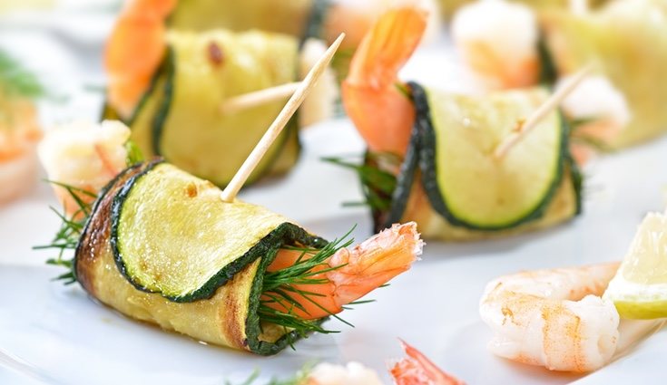 Las brochetas de calabacín con langostino pueden servir de entrantes