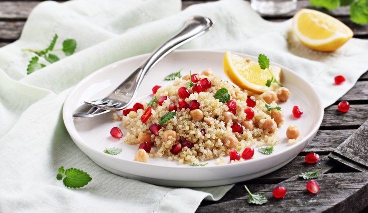 La ensalada de garbanzos y quinoa es una buena opción para el verano