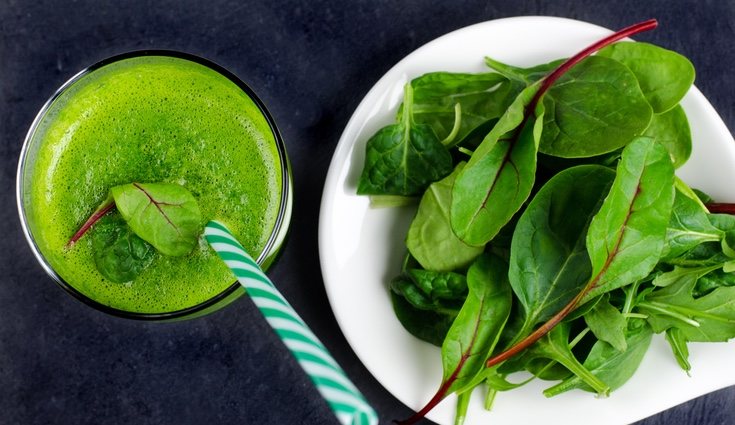 El zumo de kale y espinacas es uno de los más nutritivos