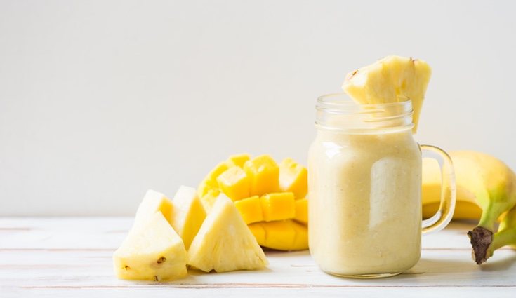 Batido de mango, papaya, manzana y piña