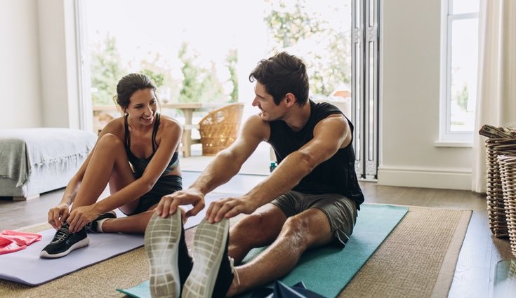 Pareja haciendo ejercicio en casa