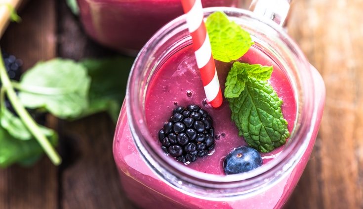 El batido de yogur on frutos rojos tiene múltiples beneficios para nuestro organismo