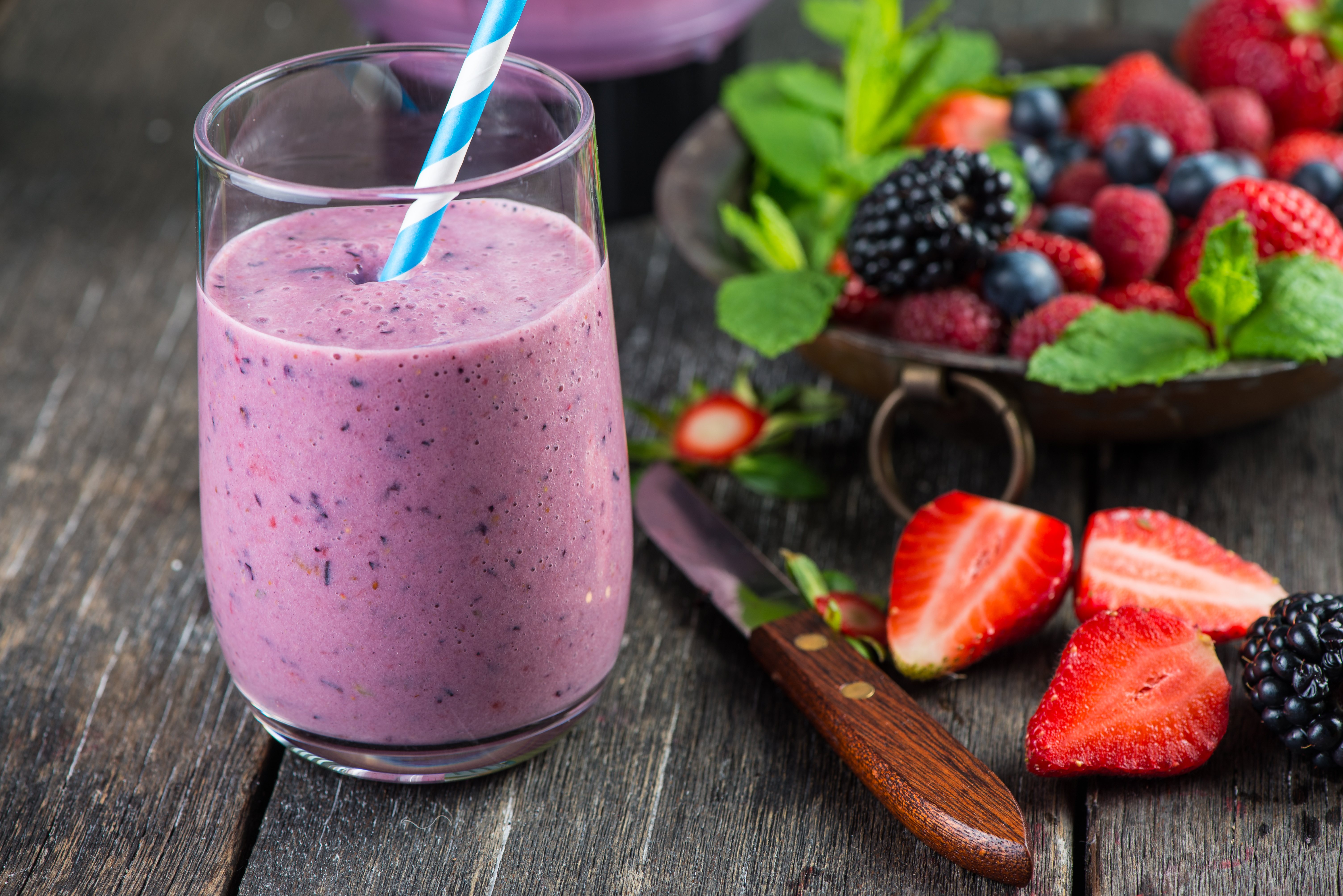 El yogur griego es perfecto para los batidos de mora y arándanos