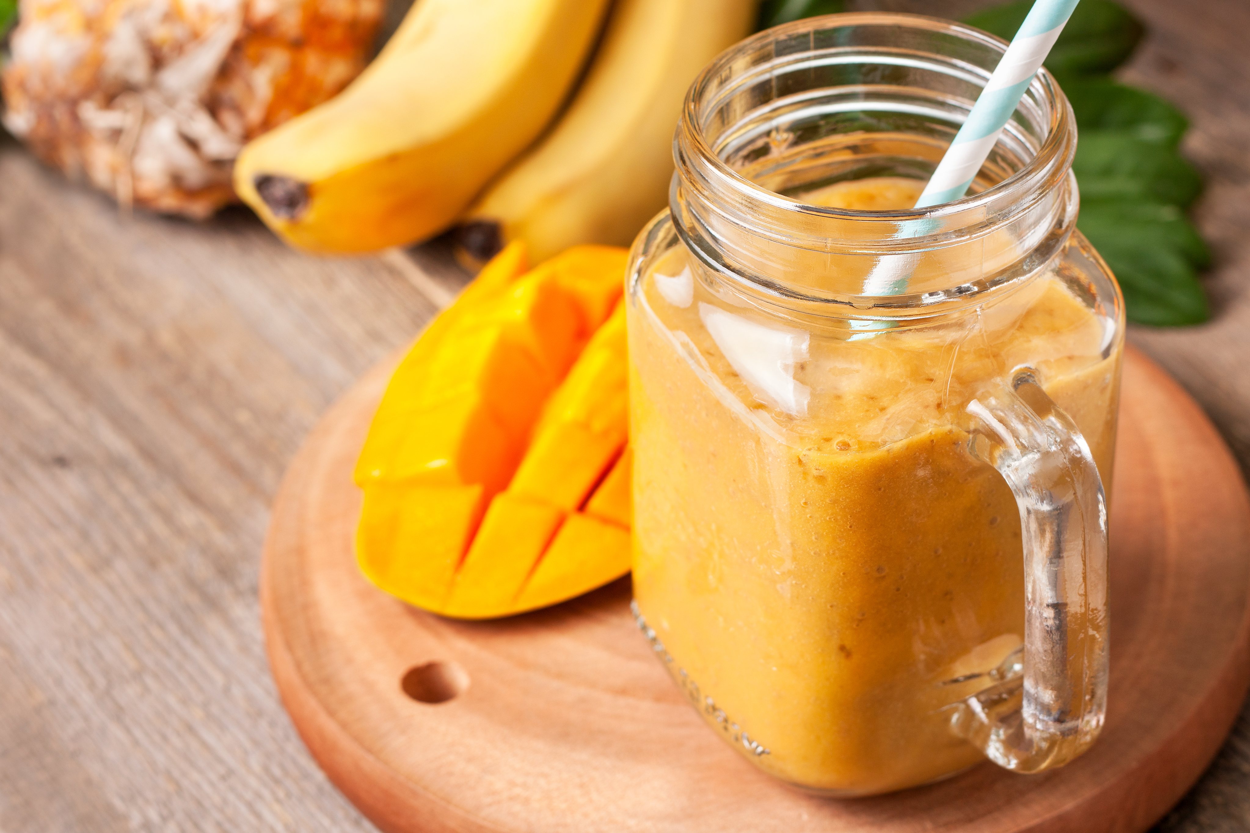 El batido de mango y plátano está cargado de nutrientes