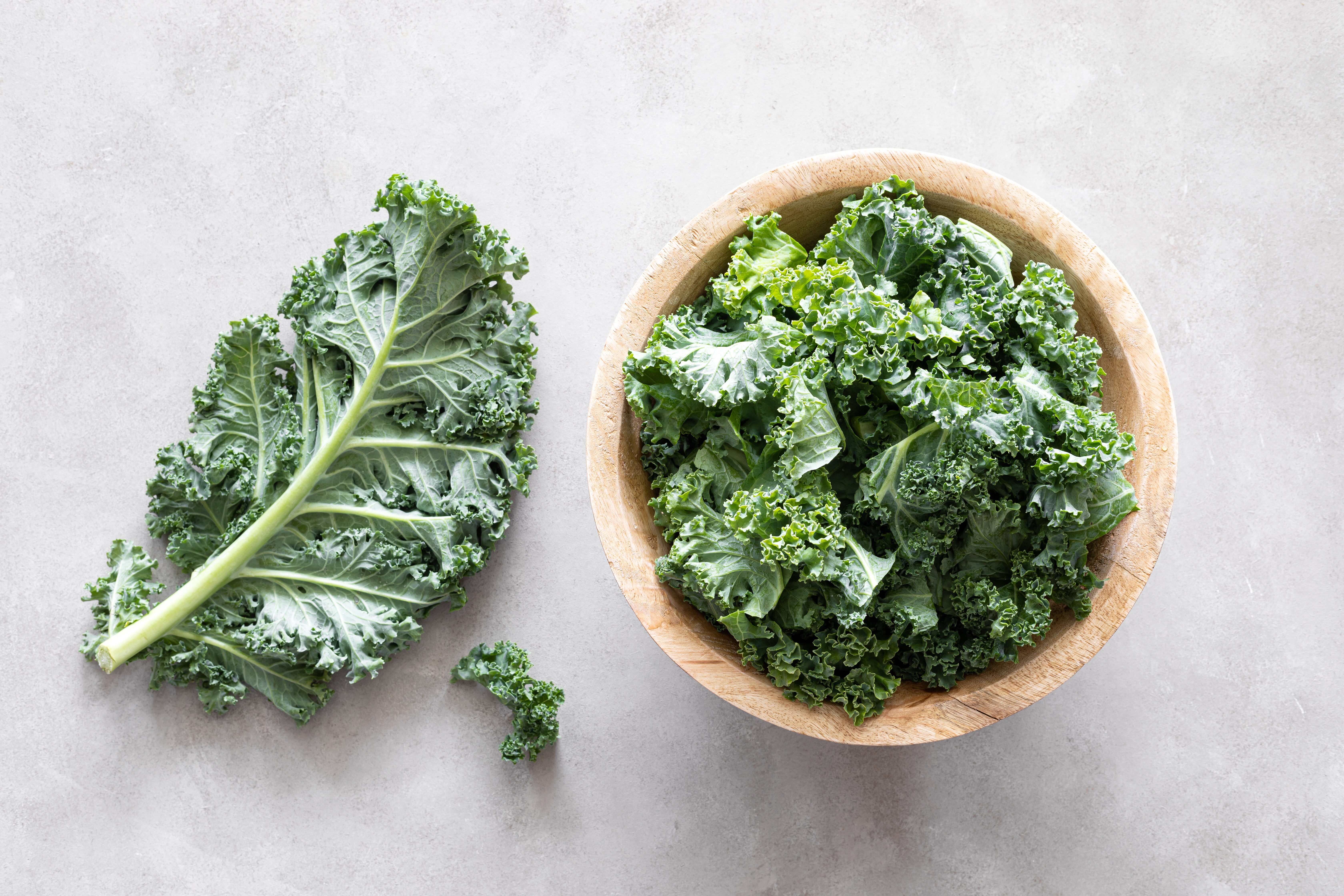 El kale tiene vitaminas A, C y K