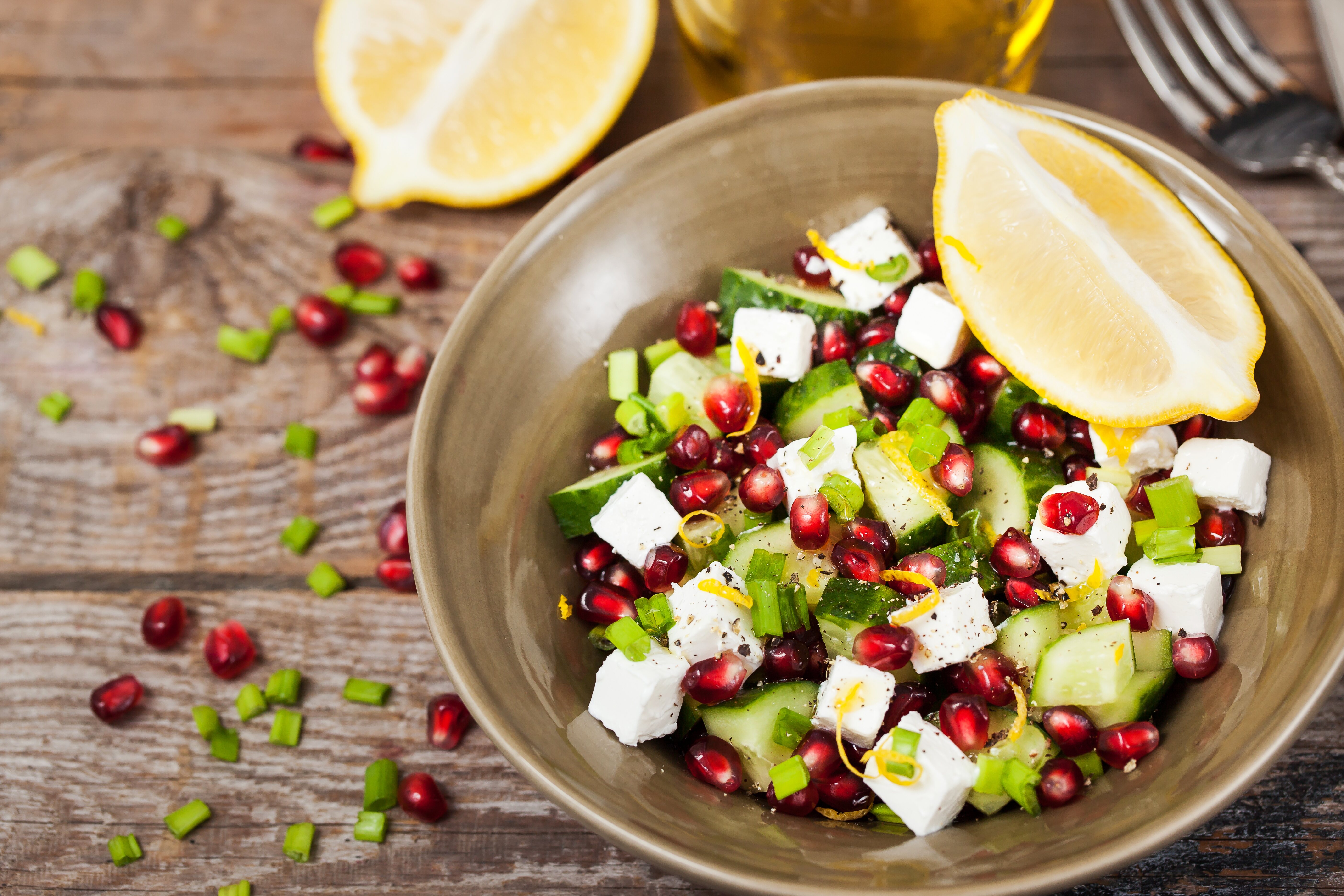 Ensalada de pepino con granada y queso feta