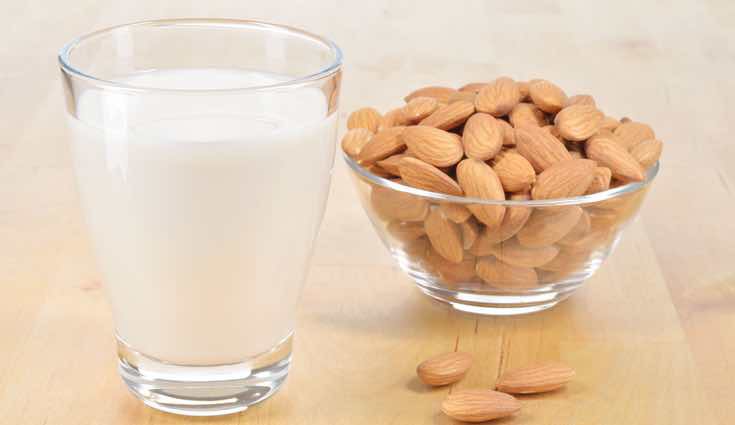 La mejor opción es la leche de almendras