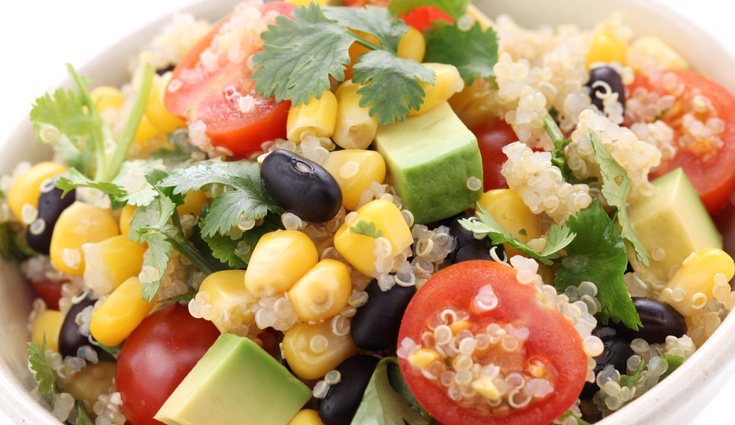 La quinoa suele ser un alimento muy empleado como complemento en las ensaladas, lo que enriquece aún más ese tipo de platos