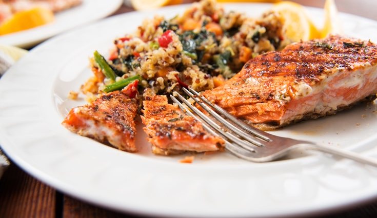 La ensalada de quinoa con salmón es muy fácil de preparar y en pocos pasos