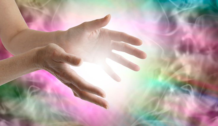 Durante una sesión de Reiki, pueden emplearse cristales de cuarzo o esencias de aromas