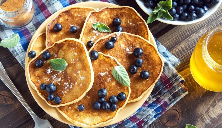 Las tortitas de avena pueden acompañarse de sirope de agave o frutas