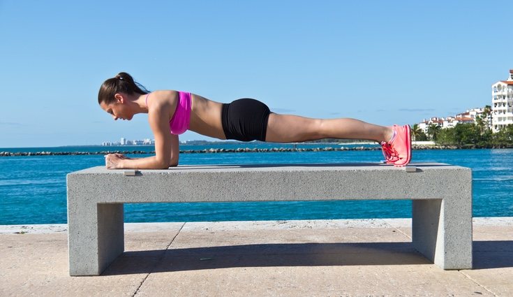 Para realizar bien un ejercicio de plancha, tu cadera debe estar en línea con el resto del cuerpo