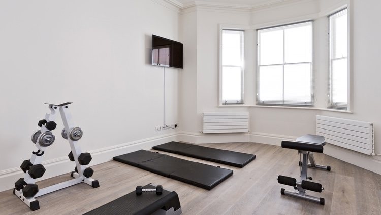Para crear un gimnasio en casa empieza por los utensilios más básicos, añadiendo más después