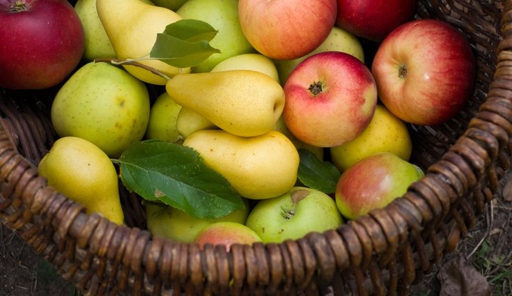 La mejor fruta para tomar por la noche es aquella rica en agua, como las peras y las manzanas
