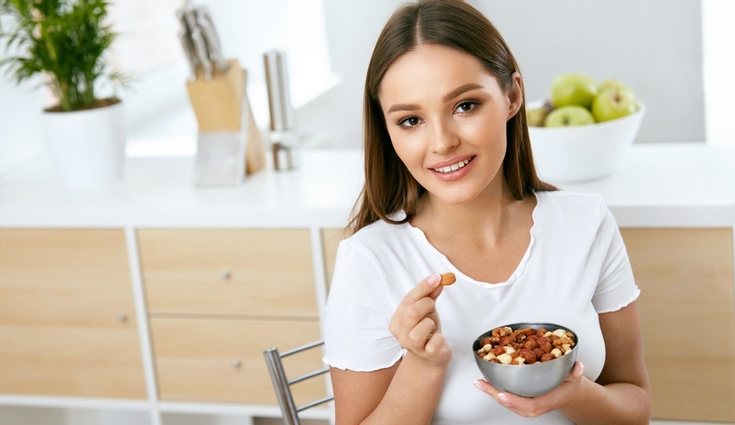 Resultado de imagen de mujer comiendo frutos secos