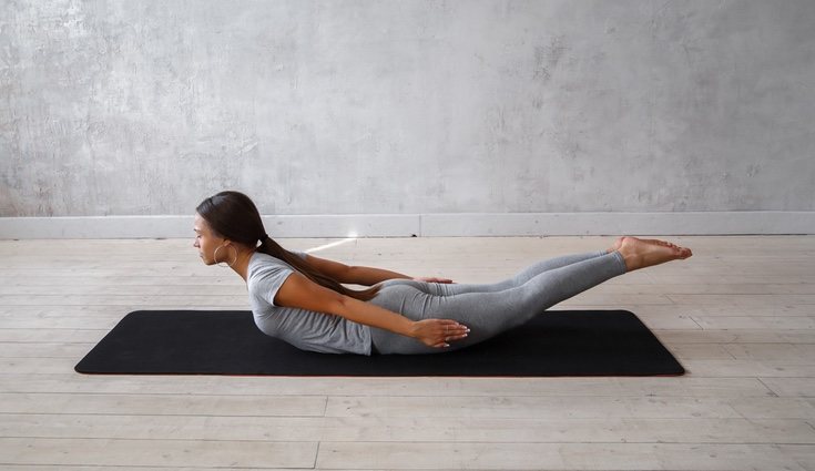 El superman: debemos levantar brazos, piernas y pecho simultáneamente 