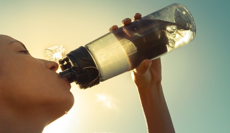 Recupera líquidos bebiendo agua o zumo natural