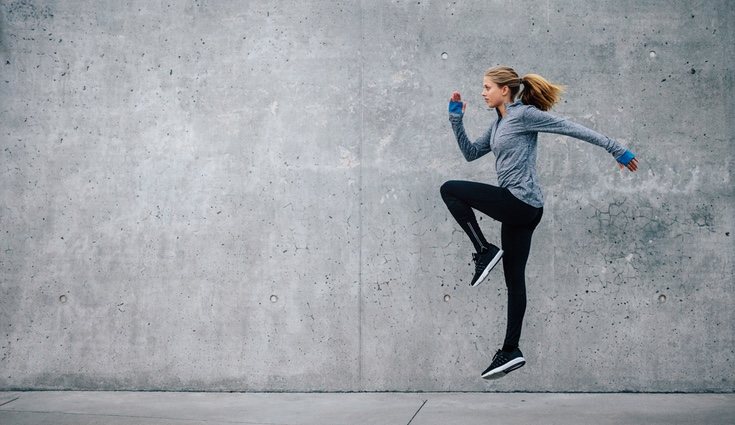 Otra forma de realizar el skipping: subir las rodillas hasta la altura de la cadera
