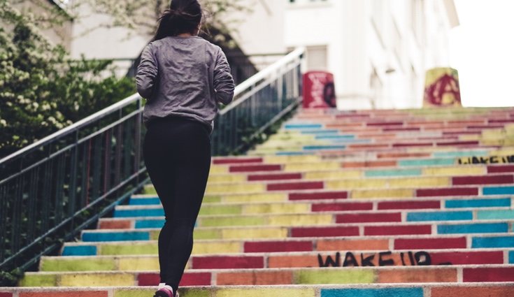 Ejercicios como las planchas, los abdominales o las tijeras fortalecen el abdomen