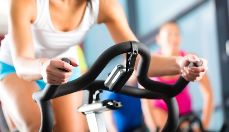 Acudir a una clase de spinning mejora las relaciones interpersonales