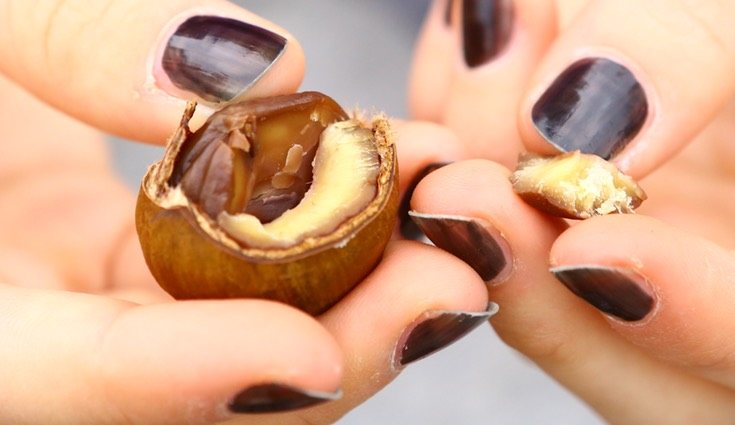 Consúmelas a medida que las vas pelando, y evita comerlas crudas