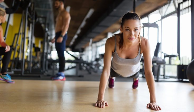 Hay varios tipos de plancha que incluyen los ejercicios por parejas