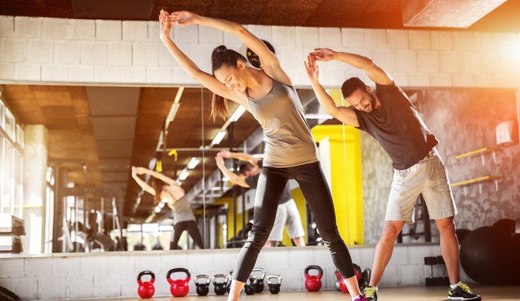 Los estiramientos dinámicos implican moverse cuando se hacen