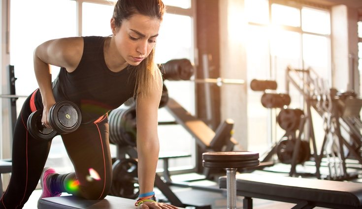 entrenamiento de biceps y triceps con mancuernas