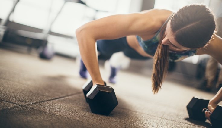 Puedes realizar flexiones convencionales con mancuernas