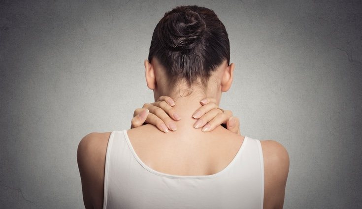 Mueve el cuello de abajo a arriba como si estuvieras afirmando