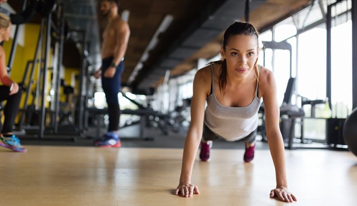 Es fundamental mantener el cuello relajado para evitar lesiones