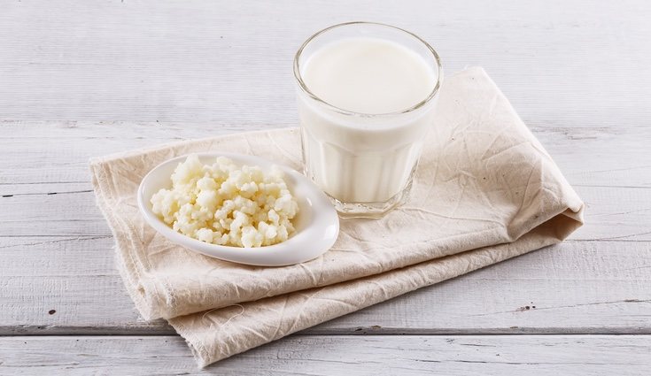El kéfir es un alimento de leche de vaca fermentada