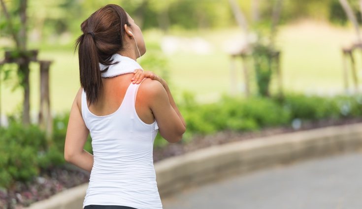 Antes de realizar un ejercicios para hombros lesionados es fundamental acudir a un especialista