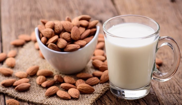 La leche de almendras es una alternativa a la leche de vaca 
