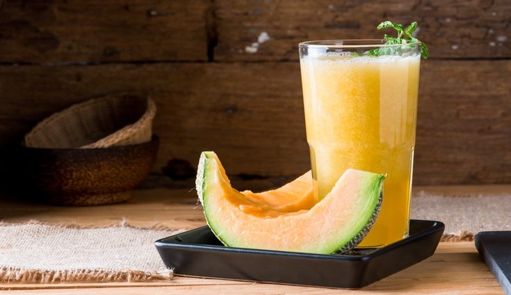 El melón lo podemos tomar como un batido refrescante con leche de avena
