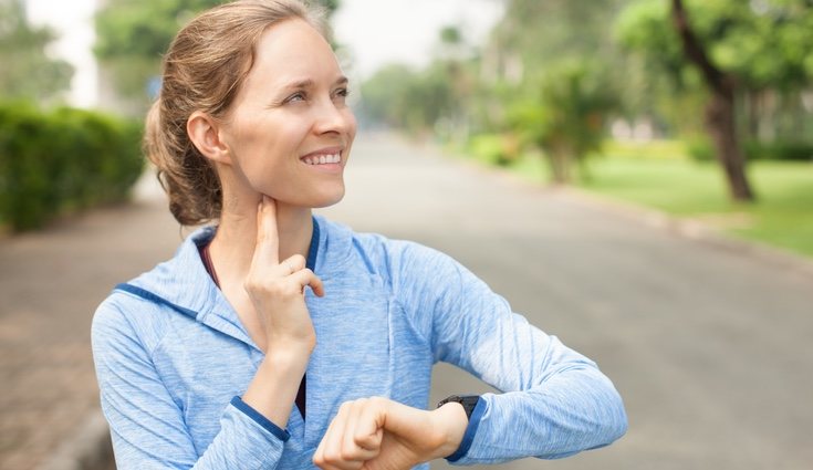 Con los dedos índice y corazón también puedes medirte el pulso cardíaco en el cuello