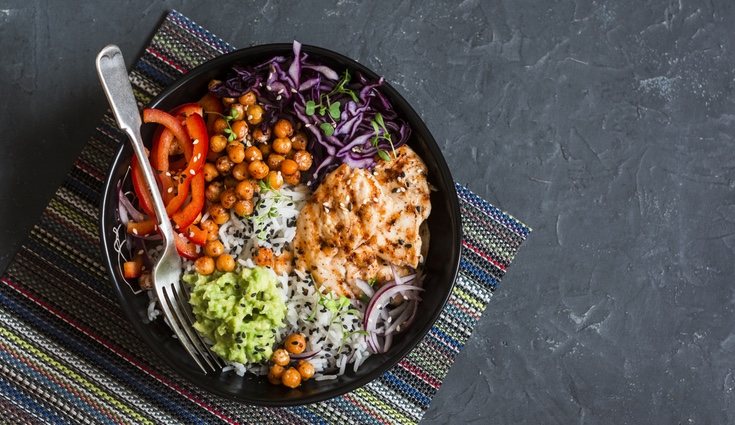 Los garbanzos son un alimento que puedes introducir a las ensaladas