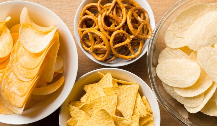 Las patatas fritas y los snacks se encuentran entre los alimentos con calorías vacías