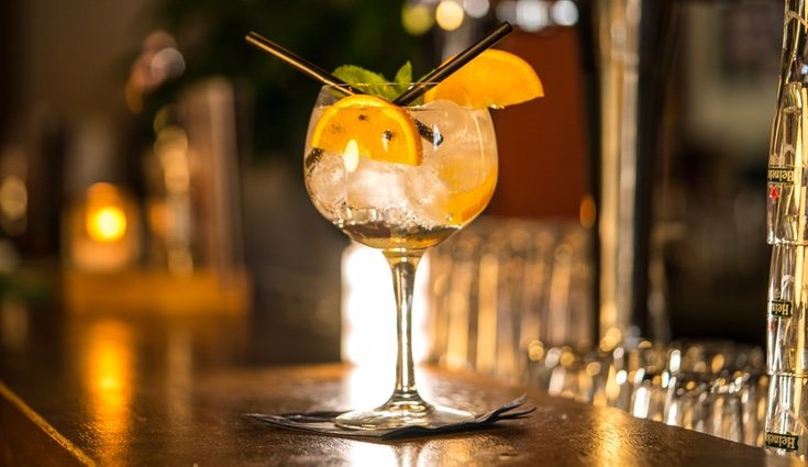 El gin tonic se puede mezclar con una infinidad de tónicas o refrescos