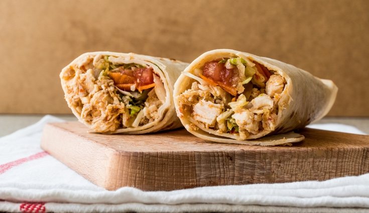 El kebab lleva una carne especiada con varias salsas
