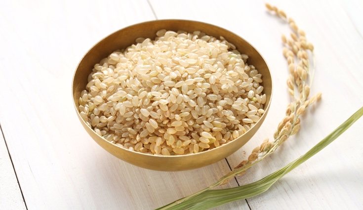El arroz integral se digiere más lentamente por lo que sacia más