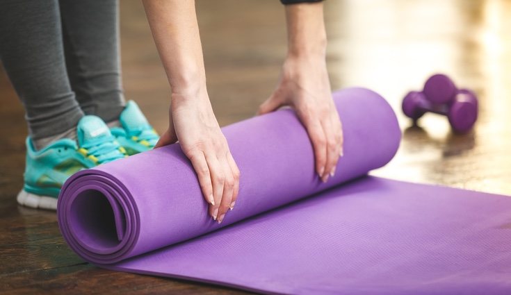 A la hora de hacer yoga en casa es fundamental tener los accesorios u objetos necesarios