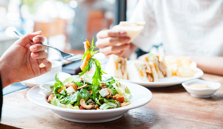Una mujer debe consumir entre 1.500 y 2.000 kcal al día