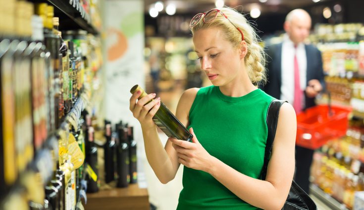 Es también importante mirar los componentes de componentes del aceite que se compra