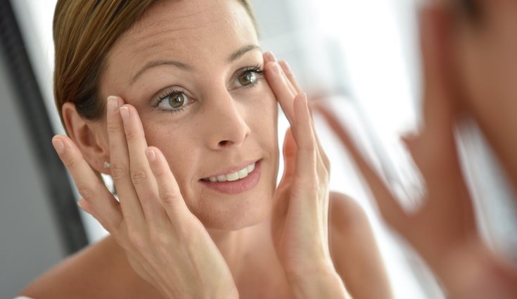 Levantar las cejas ejercita párpados y frente