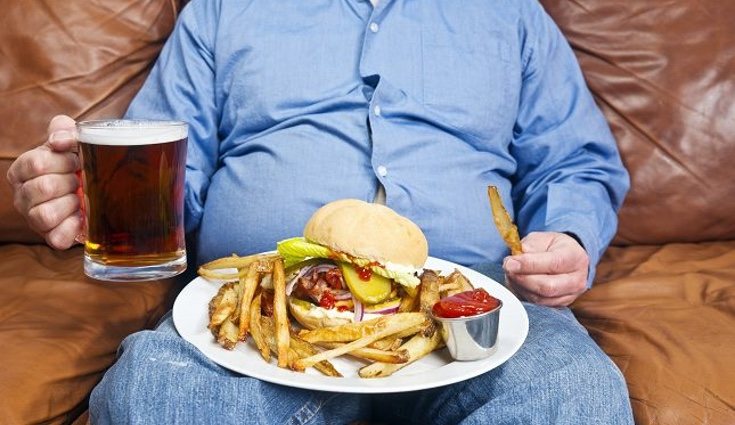 Una mala alimentación basada en grasas saturadas y una vida sedentaria aumenta la probabilidad de tener el colesterol alto