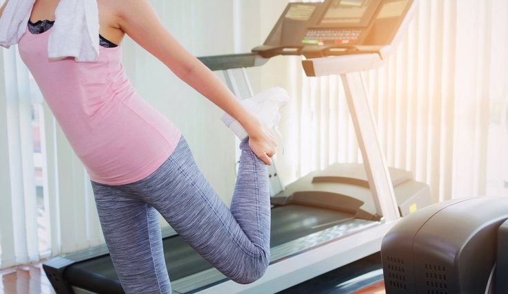 Realiza un pequeño estiramiento antes d comenzar los ejercicios de piernas